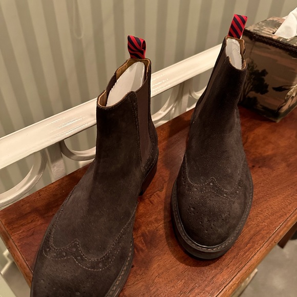 Beautiful new Polo Ralph Lauren brown suede Chelsea boots. 9.5 D. - Picture 1 of 5